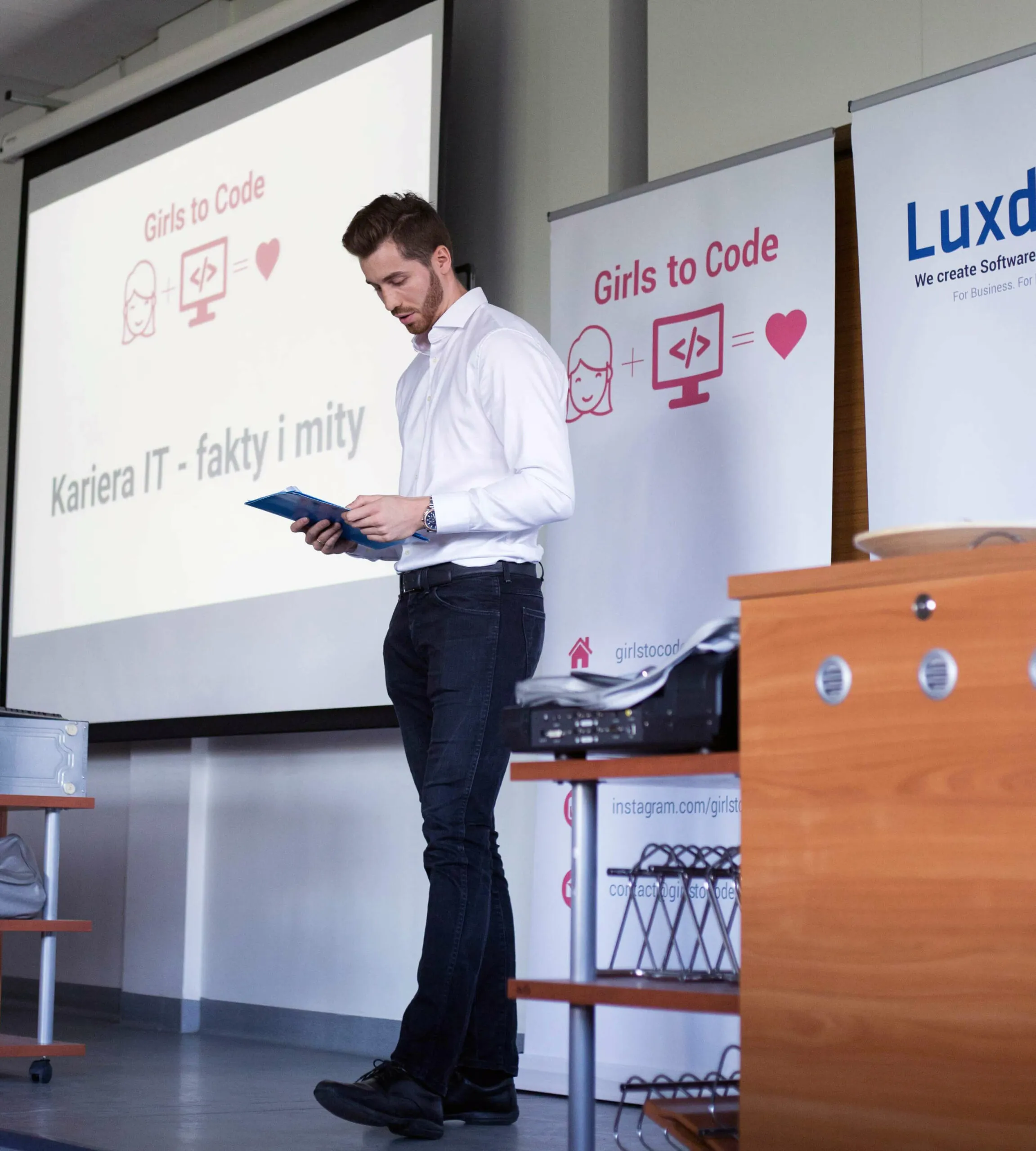 Radosław Grzesiak podczas wystąpienia „Kariera IT: fakty i mity” na Girls to Code